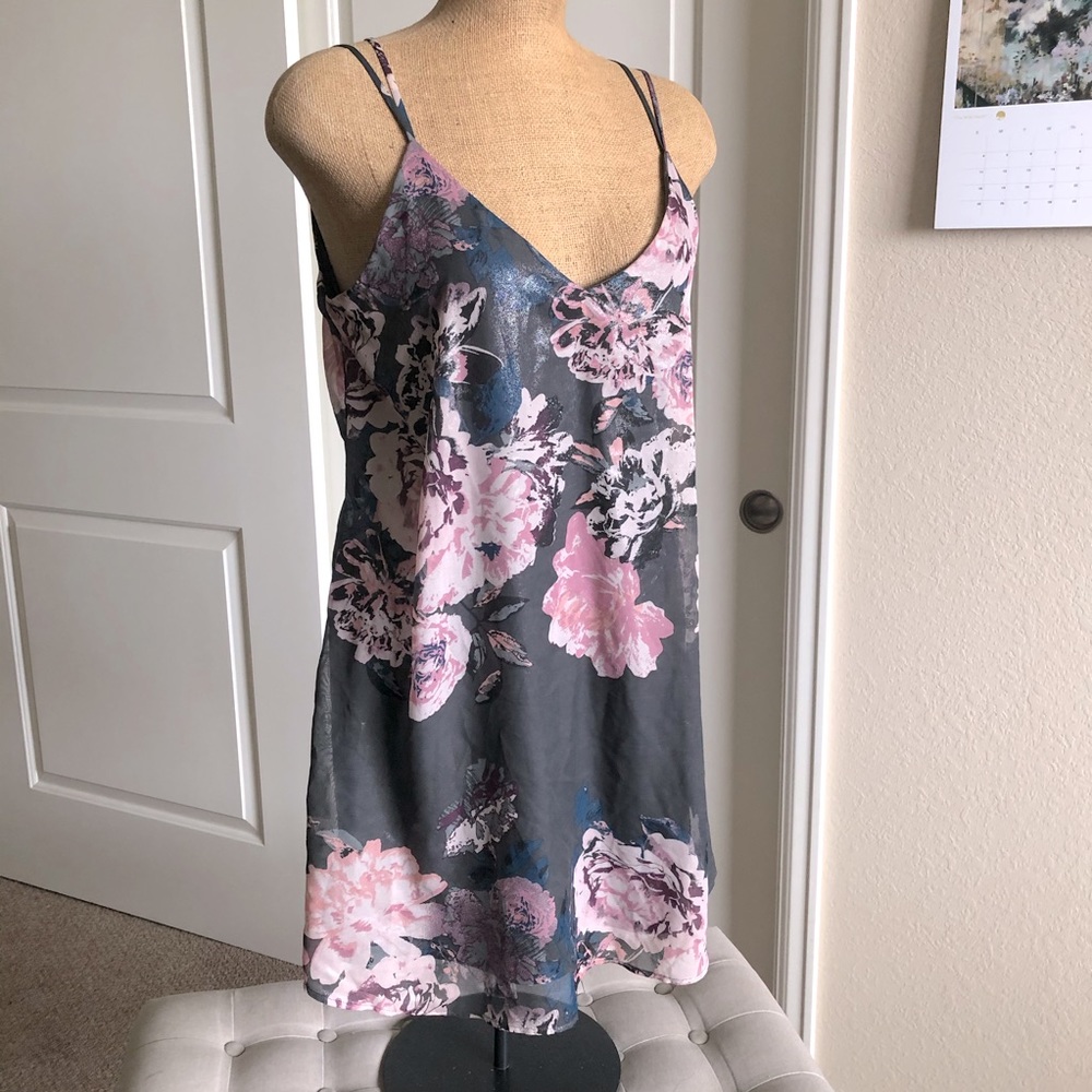 3/$15 🦉 Xhilaration Shimmer Floral Dress s M